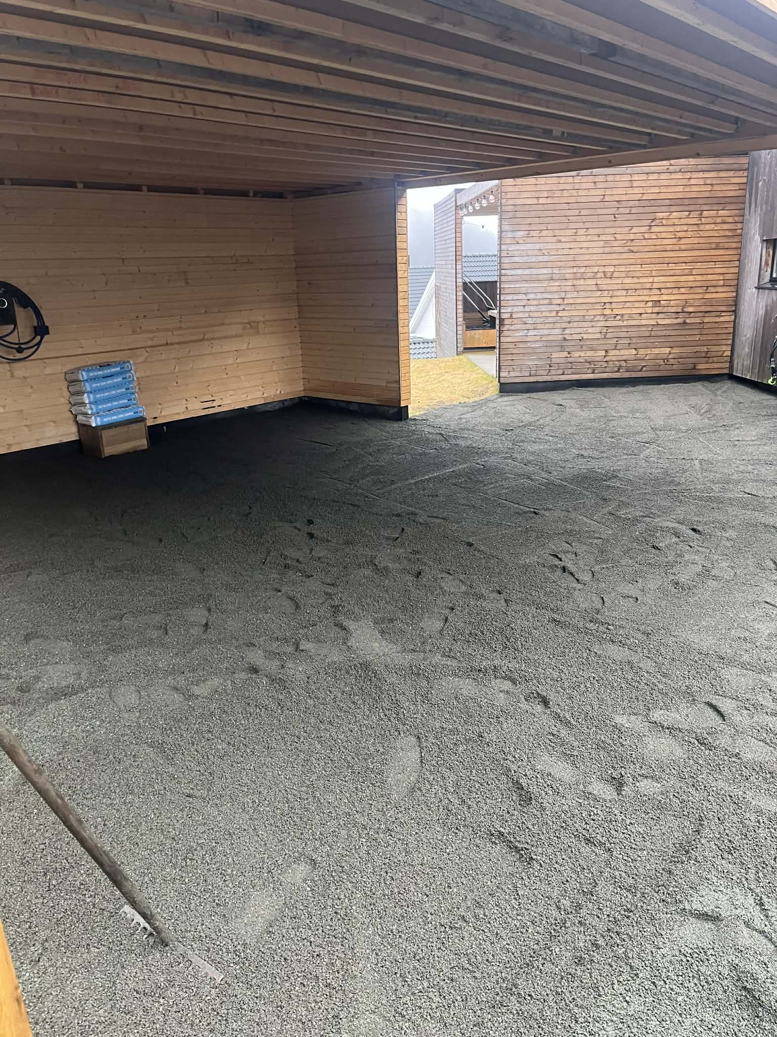 Planering av grus for innkjørsel